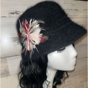 Black textured bucket hat w/wine color feather detail